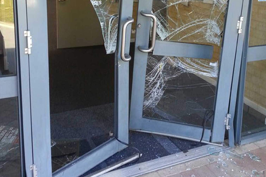broken vision panels and commercial door glass replacement